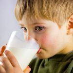 anak minum susu enak