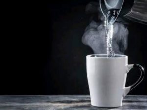 Rajin minum air hangat bisa turunkan berat badan