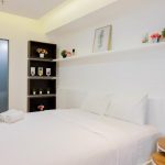 Kamar tidur lengkap dengan kamar mandi di Exclusive Studio at Skandinavia Apartment