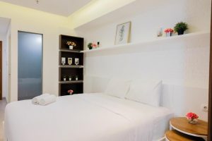 Kamar tidur lengkap dengan kamar mandi di Exclusive Studio at Skandinavia Apartment