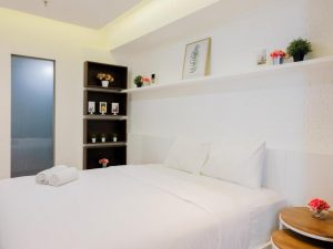 Kamar tidur lengkap dengan kamar mandi di Exclusive Studio at Skandinavia Apartment