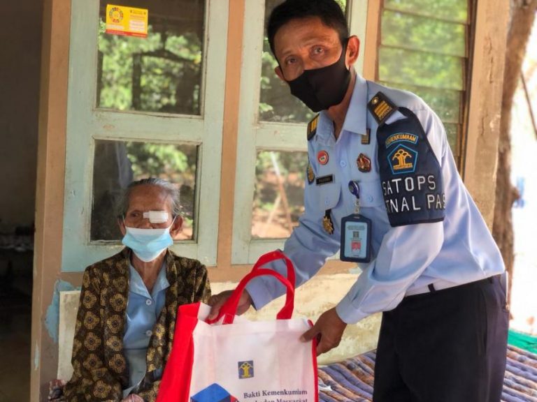 Lapas Tuban Salurkan Sembako Kepada Puluhan Warga Terdampak Covid